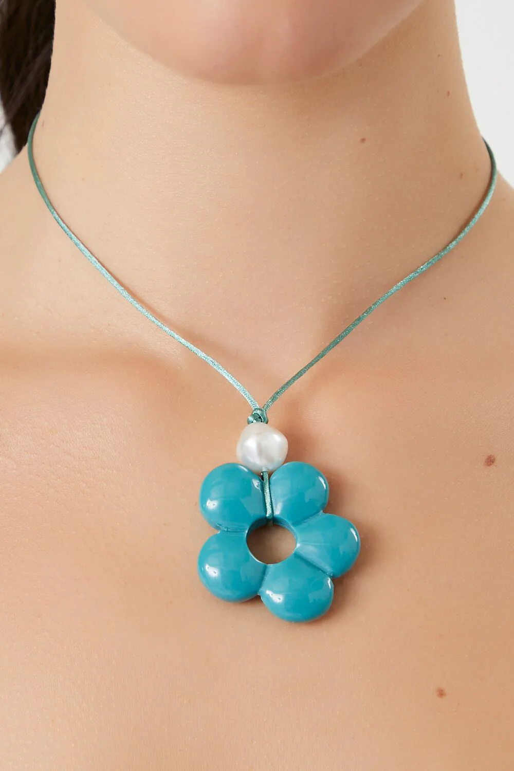 Faux Pearl Flower Pendant Necklace - Image 2