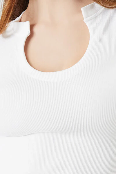 Seamless Split-Neck Crop Top - Image 5